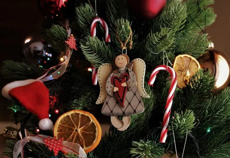 Premium kerstboom Deventer met donkergroene naalden, klaar voor thuisbezorging en feestelijke decoratie