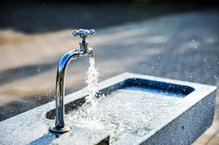 Loodgieter aan het werk in Deventer voor waterleidingen en sanitairinstallaties