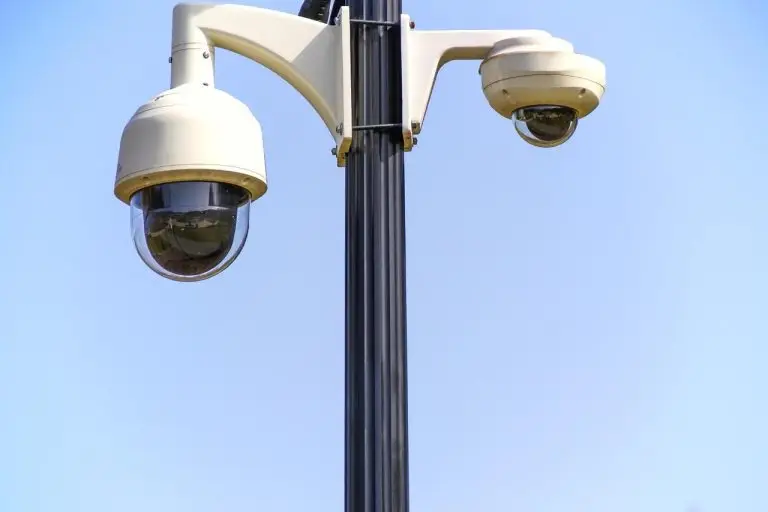 Professionele beveiliger controleert veiligheid bij een bedrijfspand in Deventer