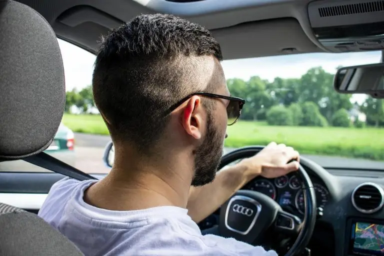 Instructeur geeft rijles in Deventer - beste autorijschool met moderne lesauto en professionele begeleiding